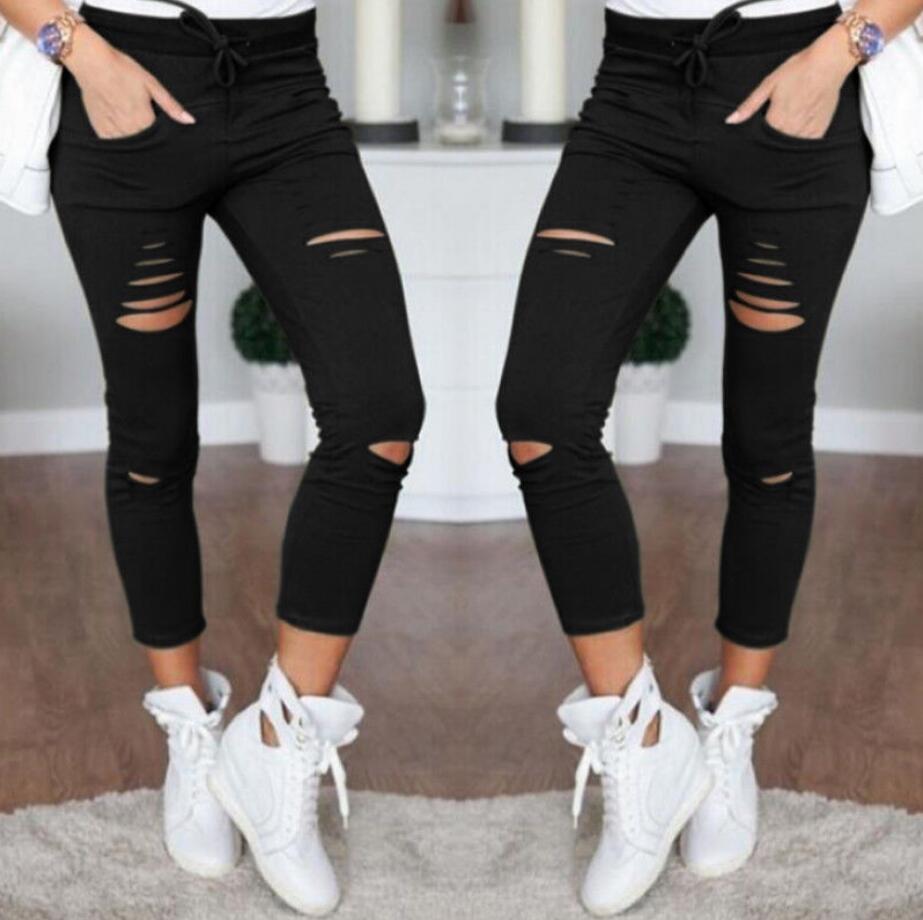 Jeans ajustados para mujeres. Pantalones de mezclilla con agujeros