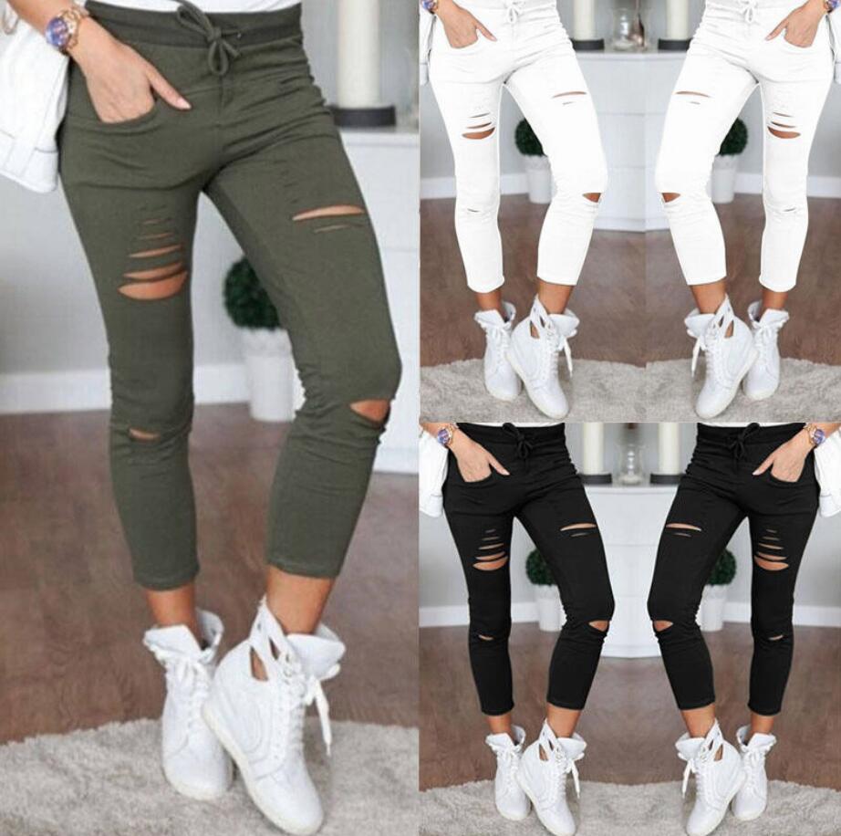 Jeans ajustados para mujeres. Pantalones de mezclilla con agujeros