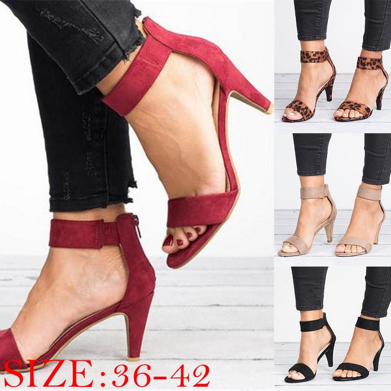 Tacones altos de leopardo con hebilla