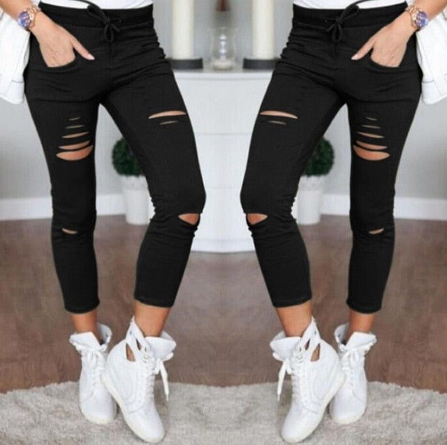 Jeans ajustados para mujeres. Pantalones de mezclilla con agujeros