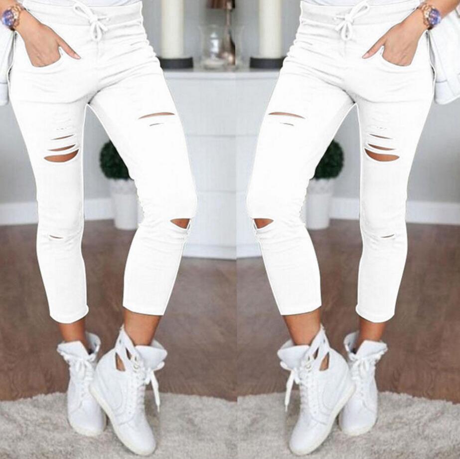 Jeans ajustados para mujeres. Pantalones de mezclilla con agujeros
