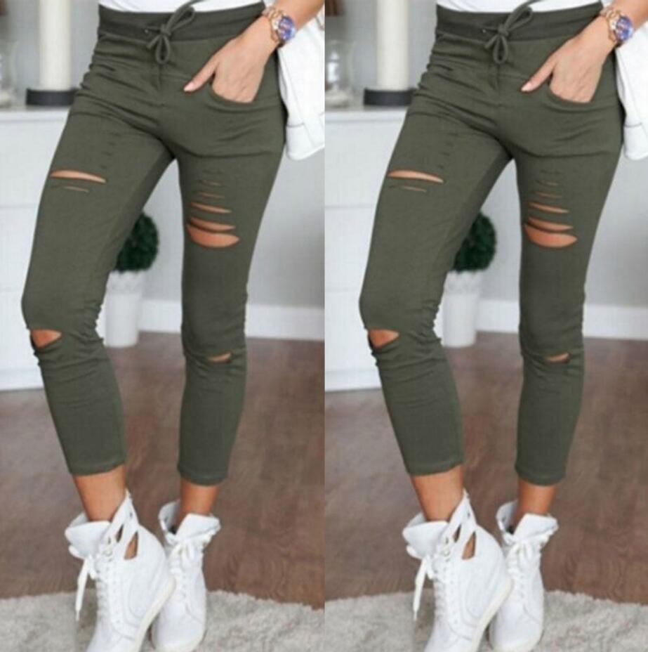 Jeans ajustados para mujeres. Pantalones de mezclilla con agujeros