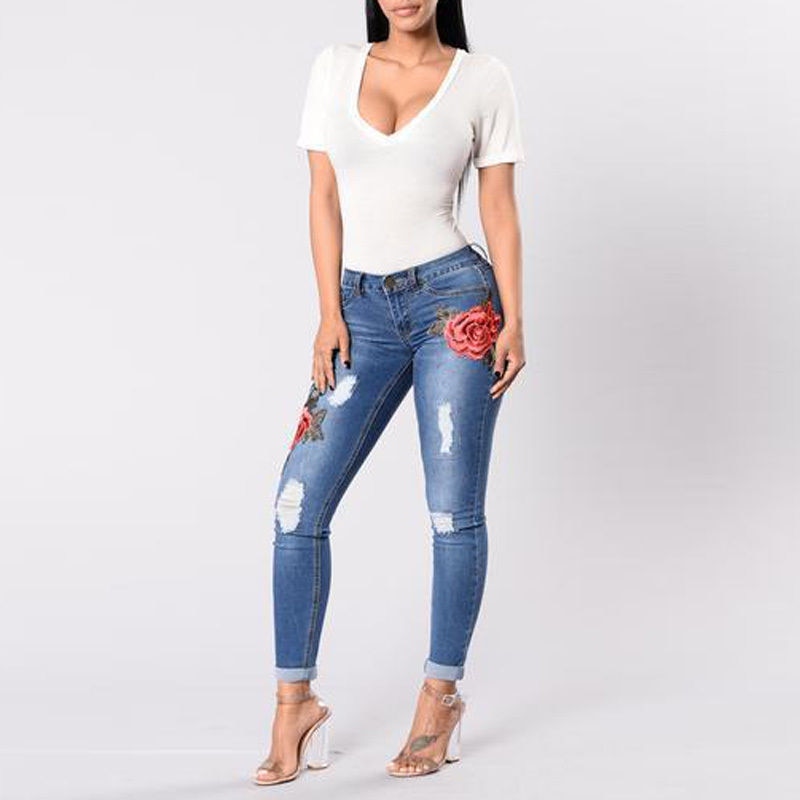 Pantalón de mezclilla de cintura alta con decoraciones