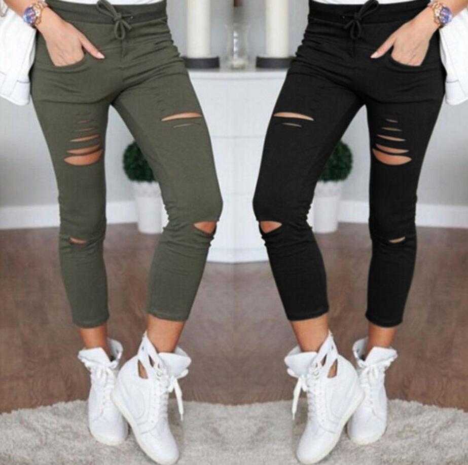 Jeans ajustados para mujeres. Pantalones de mezclilla con agujeros