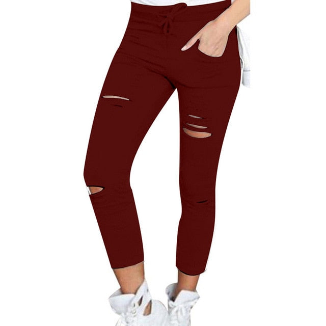 Jeans ajustados para mujeres. Pantalones de mezclilla con agujeros
