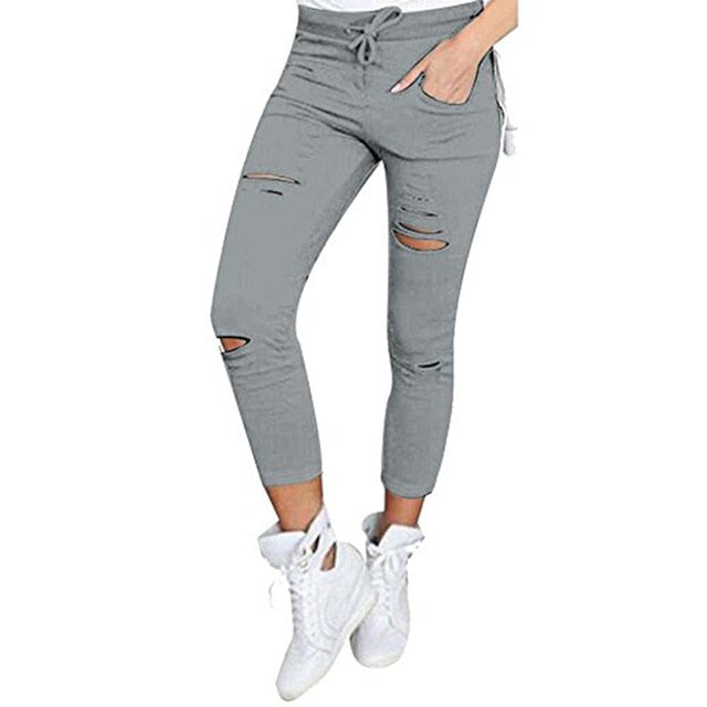 Jeans ajustados para mujeres. Pantalones de mezclilla con agujeros
